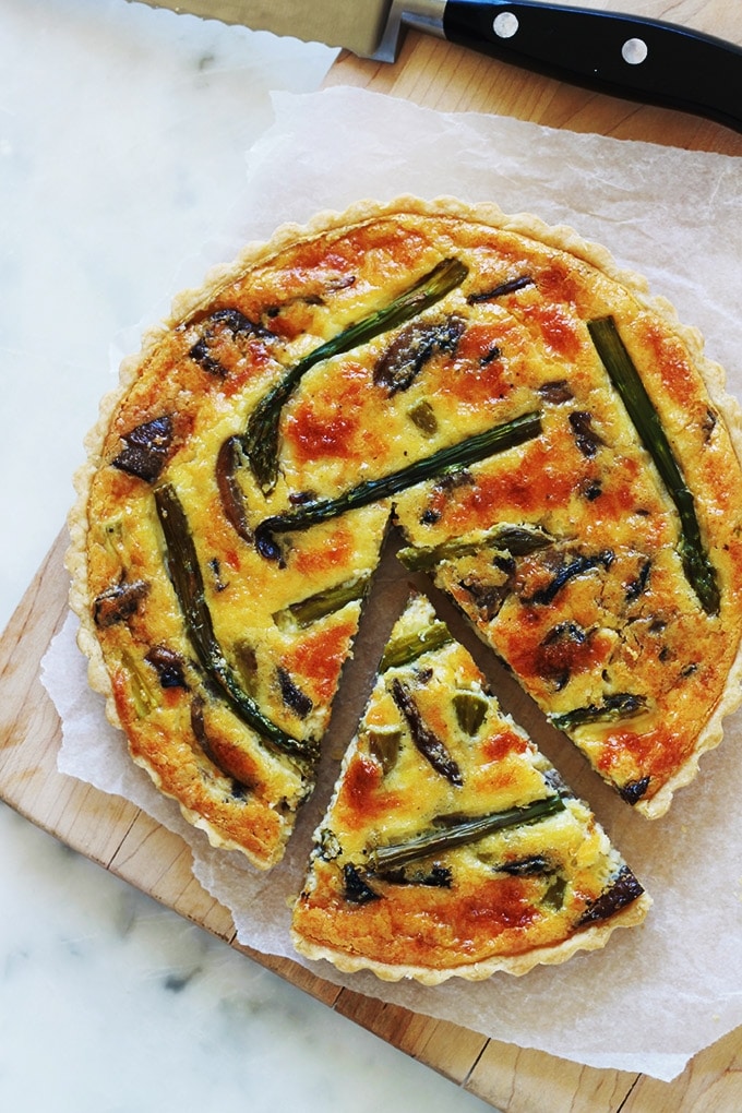 Délicieuse quiche aux asperges, champignons et fromage. Simple, rapide et économique. Vous pouvez utiliser des asperges fraîches de saison, surgelées ou même en boîte. A servir tiède ou froide. Accompagnée d’une petite salade verte, ça vous fait un repas complet.