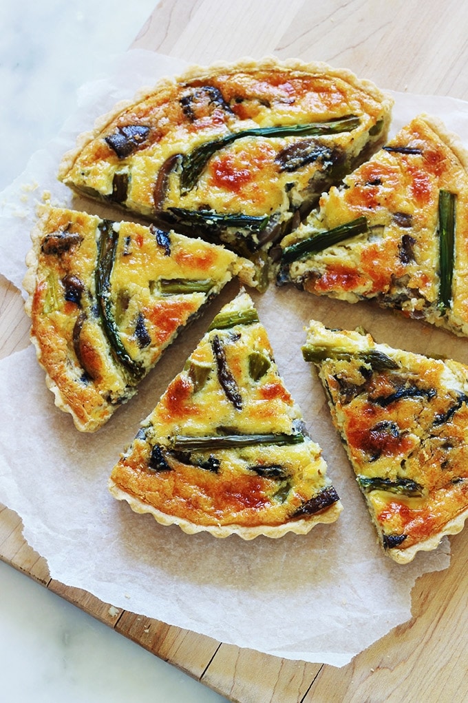 Délicieuse quiche aux asperges, champignons et fromage. Simple, rapide et économique. Vous pouvez utiliser des asperges fraîches de saison, surgelées ou même en boîte. A servir tiède ou froide. Accompagnée d’une petite salade verte, ça vous fait un repas complet.