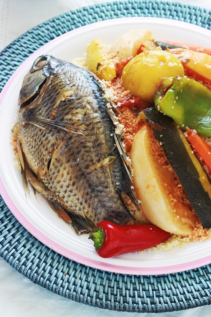 Recette du couscous tunisien au poisson. Un plat complet et équilibré. Composé de graines de couscous, une sauce avec des légumes, frais et secs, et du poisson. Une recette de base que vous pouvez décliner à l'infini. Il suffit de mettre des légumes et des poissons selon votre goût et la saison.