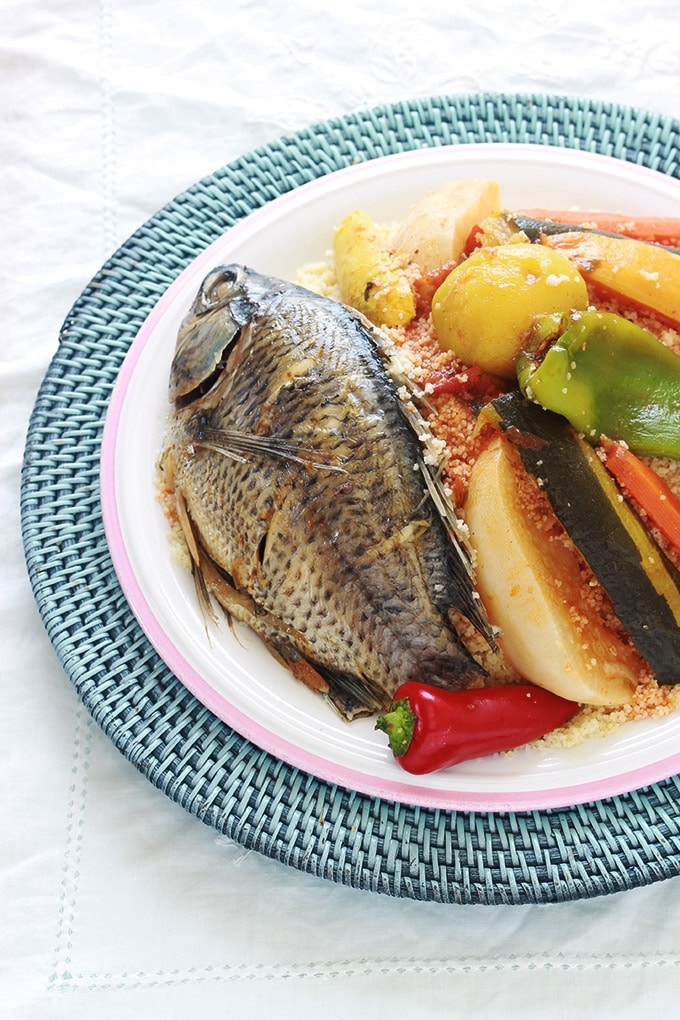 Recette du couscous tunisien au poisson. Un plat complet et équilibré. Composé de graines de couscous, une sauce avec des légumes, frais et secs, et du poisson. Une recette de base que vous pouvez décliner à l'infini. Il suffit de mettre des légumes et des poissons selon votre goût et la saison.