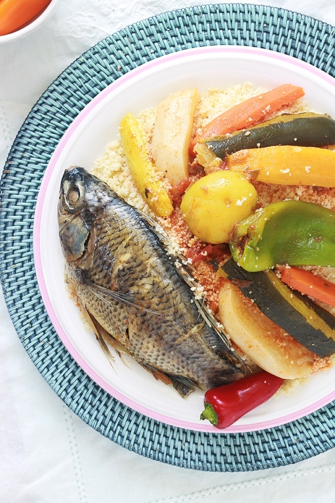 Recette du couscous tunisien au poisson. Un plat complet et équilibré. Composé de graines de couscous, une sauce avec des légumes, frais et secs, et du poisson. Une recette de base que vous pouvez décliner à l'infini. Il suffit de mettre des légumes et des poissons selon votre goût et la saison.