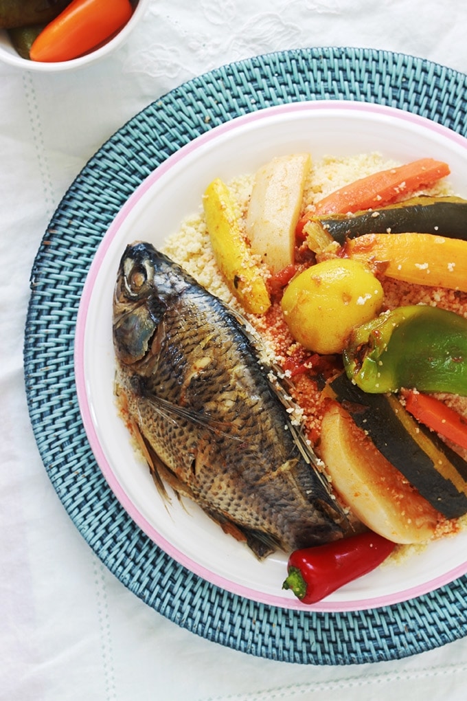 Recette du couscous tunisien au poisson. Un plat complet et équilibré. Composé de graines de couscous, une sauce avec des légumes, frais et secs, et du poisson. Une recette de base que vous pouvez décliner à l'infini. Il suffit de mettre des légumes et des poissons selon votre goût et la saison.