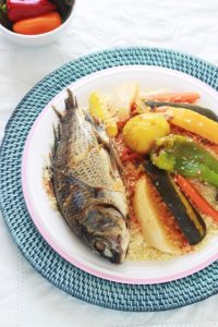 Recette du couscous tunisien au poisson. Un plat complet et équilibré. Composé de graines de couscous, une sauce avec des légumes, frais et secs, et du poisson. Une recette de base que vous pouvez décliner à l'infini. Il suffit de mettre des légumes et des poissons selon votre goût et la saison.