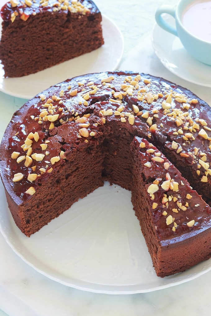 Délicieux gâteau au yaourt et cacao en poudre. Une recette économique et facile que vous pouvez réaliser avec vos enfants. Oeufs, sucre, yaourt, farine, cacao sucré ou pas, huile. Le pot de yaourt vous servira de mesure. Utilisez du yaourt nature ou parfumé. Un régal pour le goûter ou le petit déjeuner.