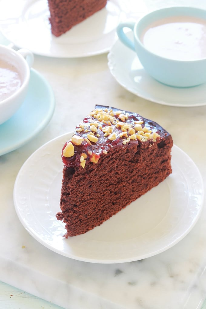 Délicieux gâteau au yaourt et cacao en poudre. Une recette économique et facile que vous pouvez réaliser avec vos enfants. Oeufs, sucre, yaourt, farine, cacao sucré ou pas, huile. Le pot de yaourt vous servira de mesure. Utilisez du yaourt nature ou parfumé. Un régal pour le goûter ou le petit déjeuner.