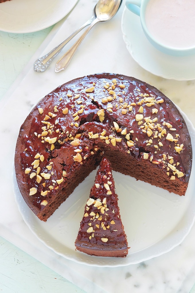 Délicieux gâteau au yaourt et cacao en poudre. Une recette économique et facile que vous pouvez réaliser avec vos enfants. Oeufs, sucre, yaourt, farine, cacao sucré ou pas, huile. Le pot de yaourt vous servira de mesure. Utilisez du yaourt nature ou parfumé. Un régal pour le goûter ou le petit déjeuner.