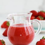 Recette du coulis de fraises pour accompagner vos desserts. Fraises fraîches ou surgelées, avec ou sans cuisson. Délicieux pour napper des panna cotta, crèmes glacées, yaourt, crèmes dessert, cheesecakes, gâteaux, tartes, ...