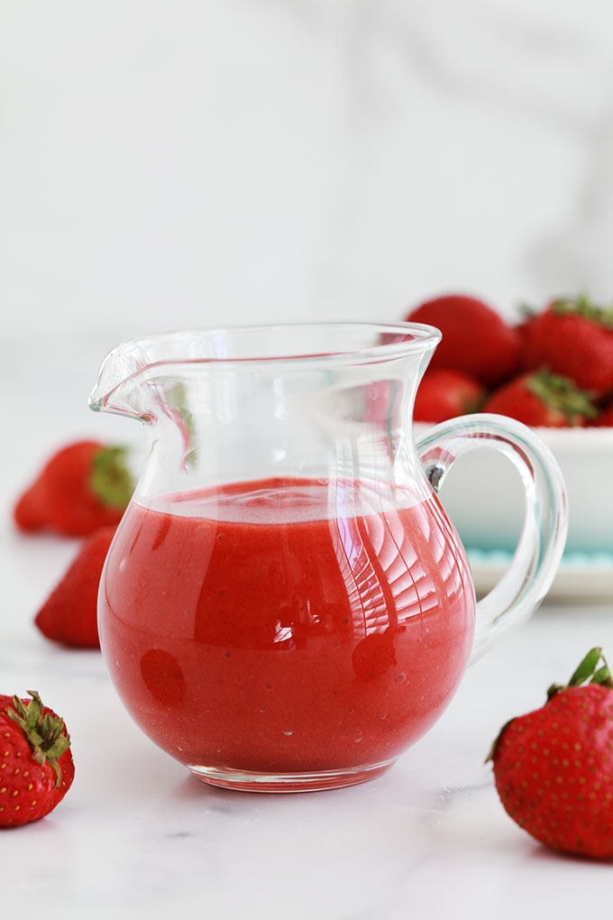 Recette du coulis de fraises pour accompagner vos desserts. Fraises fraîches ou surgelées, avec ou sans cuisson. Délicieux pour napper des panna cotta, crèmes glacées, yaourt, crèmes dessert, cheesecakes, gâteaux, tartes, ...