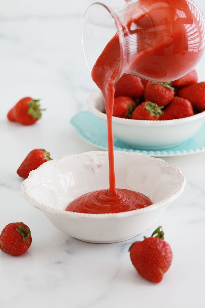 Recette du coulis de fraises pour accompagner vos desserts. Fraises fraîches ou surgelées, avec ou sans cuisson. Délicieux pour napper des panna cotta, crèmes glacées, yaourt, crèmes dessert, cheesecakes, gâteaux, tartes, ...