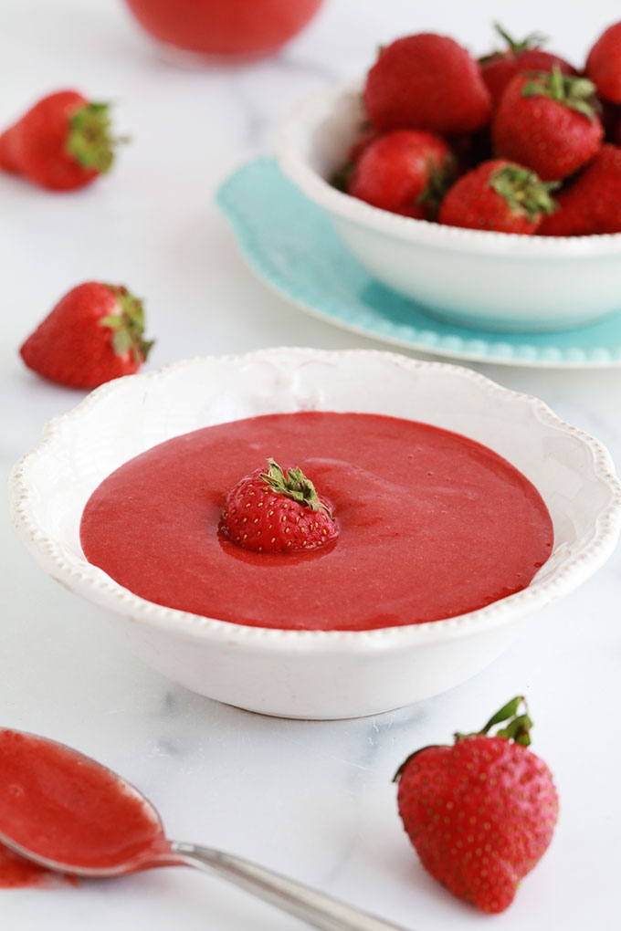 Recette du coulis de fraises pour accompagner vos desserts. Fraises fraîches ou surgelées, avec ou sans cuisson. Délicieux pour napper des panna cotta, crèmes glacées, yaourt, crèmes dessert, cheesecakes, gâteaux, tartes, ...