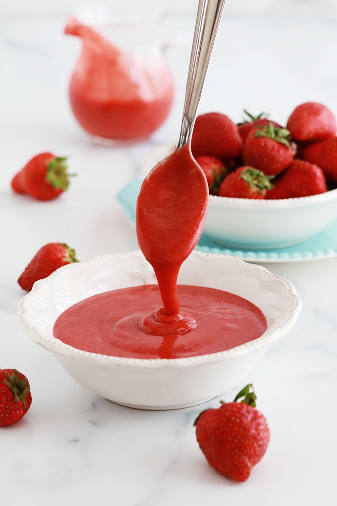 Recette du coulis de fraises pour accompagner vos desserts. Fraises fraîches ou surgelées, avec ou sans cuisson. Délicieux pour napper des panna cotta, crèmes glacées, yaourt, crèmes dessert, cheesecakes, gâteaux, tartes, ...