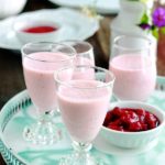 Délicieuse panna cotta aux fraises. Cette recette est différentes de la panna cotta classique. Elle est composée de 4 ingrédients : crème, coulis de fraises, sucre, gélifiant. Sa particularité est que le coulis de fraises est mélangé avec la crème avant de la laisser prendre au frais. Vraiment excellente !