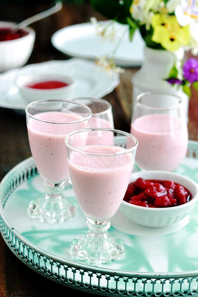 Délicieuse panna cotta aux fraises. Cette recette est différentes de la panna cotta classique. Elle est composée de 4 ingrédients : crème, coulis de fraises, sucre, gélifiant. Sa particularité est que le coulis de fraises est mélangé avec la crème avant de la laisser prendre au frais. Vraiment excellente !