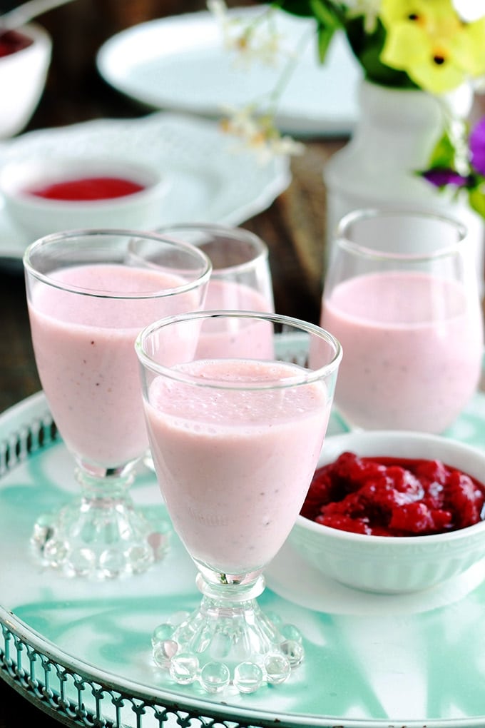 Délicieuse panna cotta aux fraises. Cette recette est différentes de la panna cotta classique. Elle est composée de 4 ingrédients : crème, coulis de fraises, sucre, gélifiant. Sa particularité est que le coulis de fraises est mélangé avec la crème avant de la laisser prendre au frais. Vraiment excellente !