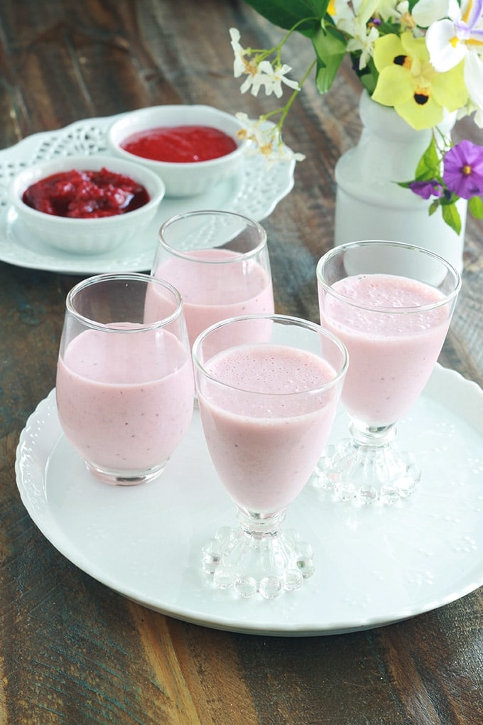 Délicieuse panna cotta aux fraises. Cette recette est différentes de la panna cotta classique. Elle est composée de 4 ingrédients : crème, coulis de fraises, sucre, gélifiant. Sa particularité est que le coulis de fraises est mélangé avec la crème avant de la laisser prendre au frais. Vraiment excellente !