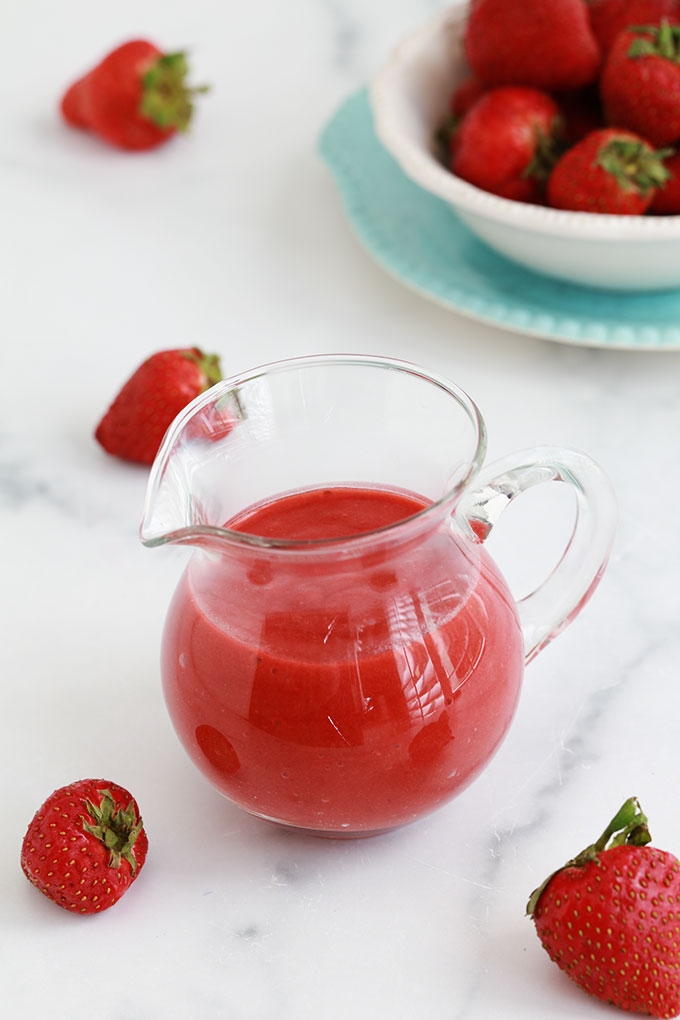 Recette du coulis de fraises pour accompagner vos desserts. Fraises fraîches ou surgelées, avec ou sans cuisson. Délicieux pour napper des panna cotta, crèmes glacées, yaourt, crèmes dessert, cheesecakes, gâteaux, tartes, ...