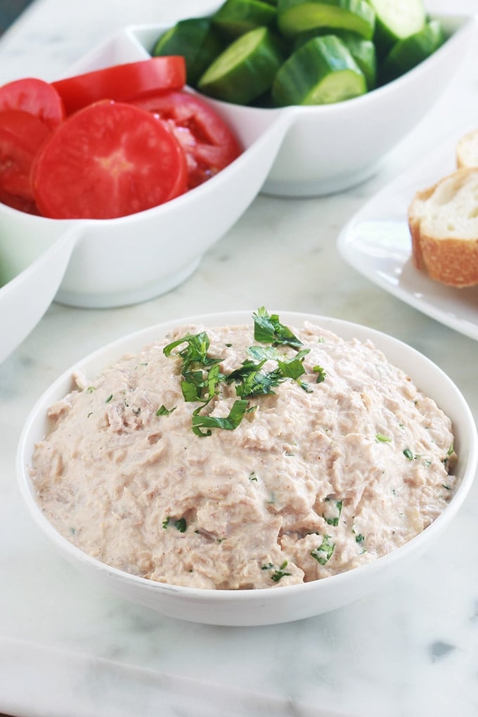 Ces rillettes de thon sont très rapides à faire, à peine 3 minutes. Parce qu’elles sont faites avec du thon en boîte. Composées de peu d’ingrédients : thon en boîte, mayonnaise, ketchup, échalote, jus de citron, épices et herbes aromatiques au goût. Parfaites pour l’apéritif, en entrée, un pique-nique, etc