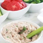 Ces rillettes de thon sont très rapides à faire, à peine 3 minutes. Parce qu’elles sont faites avec du thon en boîte. Composées de peu d’ingrédients : thon en boîte, mayonnaise, ketchup, échalote, jus de citron, épices et herbes aromatiques au goût. Parfaites pour l’apéritif, en entrée, un pique-nique, etc