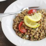 Voici une salade de lentilles toute simple avec une sauce vinaigrette à la moutarde de Dijon. Facile, économique et faite avec peu d'ingrédients : des lentilles, tomates, oignon, persil, vinaigrette. Parfaite pour accompagner du poisson, viandes et poulet grillés, saucisses, etc