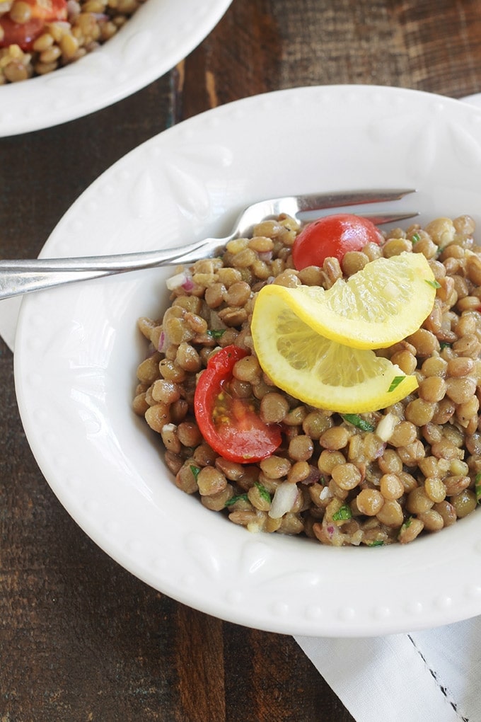 Voici une salade de lentilles toute simple avec une sauce vinaigrette à la moutarde de Dijon. Facile, économique et faite avec peu d'ingrédients : des lentilles, tomates, oignon, persil, vinaigrette. Parfaite pour accompagner du poisson, viandes et poulet grillés, saucisses, etc