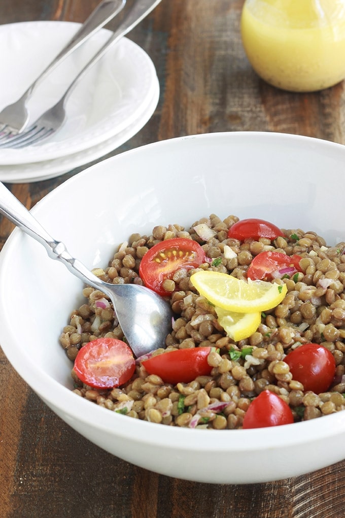 Voici une salade de lentilles toute simple avec une sauce vinaigrette à la moutarde de Dijon. Facile, économique et faite avec peu d'ingrédients : des lentilles, tomates, oignon, persil, vinaigrette. Parfaite pour accompagner du poisson, viandes et poulet grillés, saucisses, etc