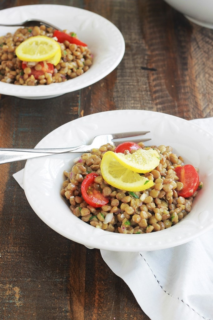 Voici une salade de lentilles toute simple avec une sauce vinaigrette à la moutarde de Dijon. Facile, économique et faite avec peu d'ingrédients : des lentilles, tomates, oignon, persil, vinaigrette. Parfaite pour accompagner du poisson, viandes et poulet grillés, saucisses, etc