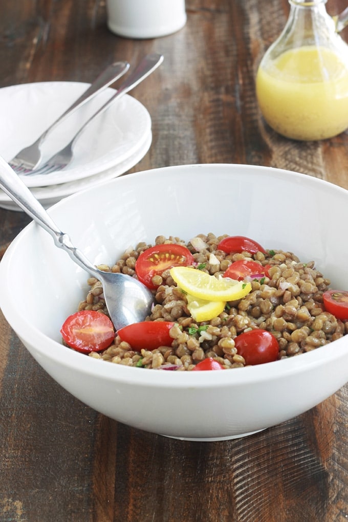 Voici une salade de lentilles toute simple avec une sauce vinaigrette à la moutarde de Dijon. Facile, économique et faite avec peu d'ingrédients : des lentilles, tomates, oignon, persil, vinaigrette. Parfaite pour accompagner du poisson, viandes et poulet grillés, saucisses, etc