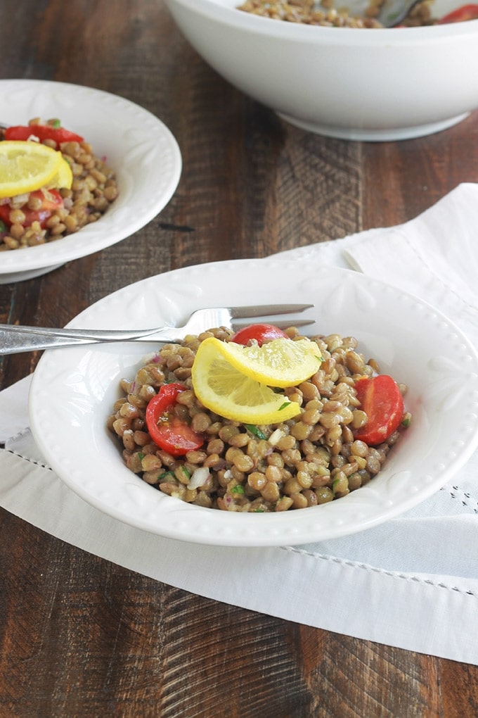 Voici une salade de lentilles toute simple avec une sauce vinaigrette à la moutarde de Dijon. Facile, économique et faite avec peu d'ingrédients : des lentilles, tomates, oignon, persil, vinaigrette. Parfaite pour accompagner du poisson, viandes et poulet grillés, saucisses, etc