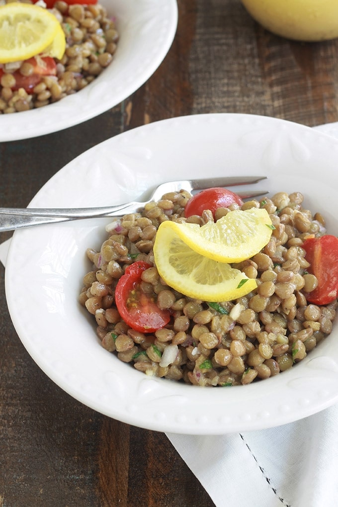 Voici une salade de lentilles toute simple avec une sauce vinaigrette à la moutarde de Dijon. Facile, économique et faite avec peu d'ingrédients : des lentilles, tomates, oignon, persil, vinaigrette. Parfaite pour accompagner du poisson, viandes et poulet grillés, saucisses, etc