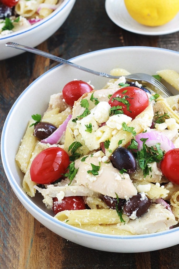 L’une des meilleures salades de pâtes au poulet. Facile et rapide (15 minutes). Pâtes, poulet, coeurs d'artichauts, tomates, oignons, feta, olives et vinaigrette grecque. C’est une salade-repas complète. Servie froide, elle est parfaite pour l'été, un pique-nique... Vous pouvez utiliser des restes de poulet rôti ou des blancs de poulet que vous faites cuire rapidement.