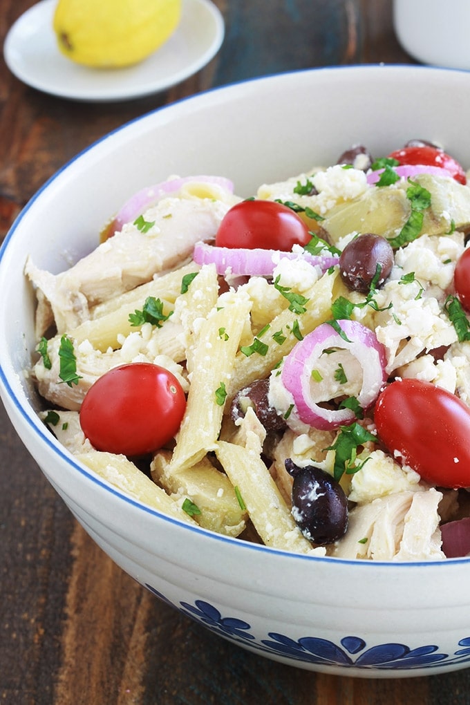 L’une des meilleures salades de pâtes au poulet. Facile et rapide (15 minutes). Pâtes, poulet, coeurs d'artichauts, tomates, oignons, feta, olives et vinaigrette grecque. C’est une salade-repas complète. Servie froide, elle est parfaite pour l'été, un pique-nique... Vous pouvez utiliser des restes de poulet rôti ou des blancs de poulet que vous faites cuire rapidement.