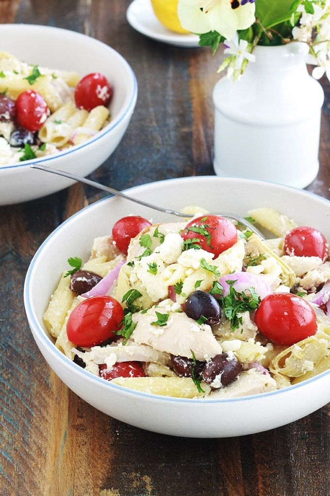 L’une des meilleures salades de pâtes au poulet. Facile et rapide (15 minutes). Pâtes, poulet, coeurs d'artichauts, tomates, oignons, feta, olives et vinaigrette grecque. C’est une salade-repas complète. Servie froide, elle est parfaite pour l'été, un pique-nique... Vous pouvez utiliser des restes de poulet rôti ou des blancs de poulet que vous faites cuire rapidement.