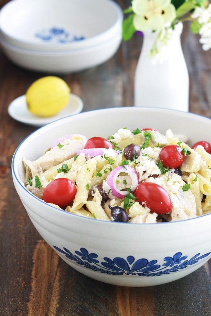 L’une des meilleures salades de pâtes au poulet. Facile et rapide (15 minutes). Pâtes, poulet, coeurs d'artichauts, tomates, oignons, feta, olives et vinaigrette grecque. C’est une salade-repas complète. Servie froide, elle est parfaite pour l'été, un pique-nique... Vous pouvez utiliser des restes de poulet rôti ou des blancs de poulet que vous faites cuire rapidement.