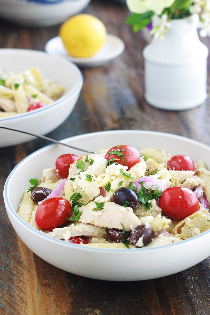 L’une des meilleures salades de pâtes au poulet. Facile et rapide (15 minutes). Pâtes, poulet, coeurs d'artichauts, tomates, oignons, feta, olives et vinaigrette grecque. C’est une salade-repas complète. Servie froide, elle est parfaite pour l'été, un pique-nique... Vous pouvez utiliser des restes de poulet rôti ou des blancs de poulet que vous faites cuire rapidement.