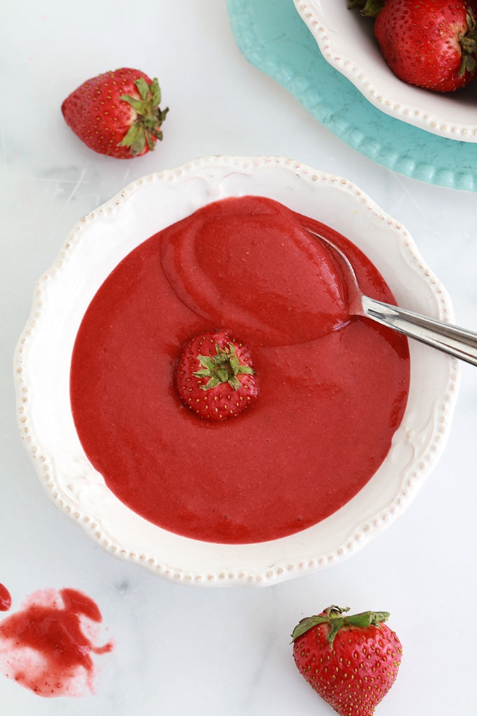 Recette du coulis de fraises pour accompagner vos desserts. Fraises fraîches ou surgelées, avec ou sans cuisson. Délicieux pour napper des panna cotta, crèmes glacées, yaourt, crèmes dessert, cheesecakes, gâteaux, tartes, ...