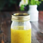 Apprenez à faire la vinaigrette grecque maison pour vos salades. C’est simple et rapide. Pourquoi l’acheter alors que vous pouvez la faire en 2 minutes ! Elle est plus économique et vous savez ce que vous mettez dedans. Des ingrédients basiques : huile d’olive, jus de citron, ail, origan sec, sel et poivre.