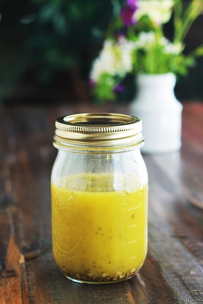 Apprenez à faire la vinaigrette grecque maison pour vos salades. C’est simple et rapide. Pourquoi l’acheter alors que vous pouvez la faire en 2 minutes ! Elle est plus économique et vous savez ce que vous mettez dedans. Des ingrédients basiques : huile d’olive, jus de citron, ail, origan sec, sel et poivre.