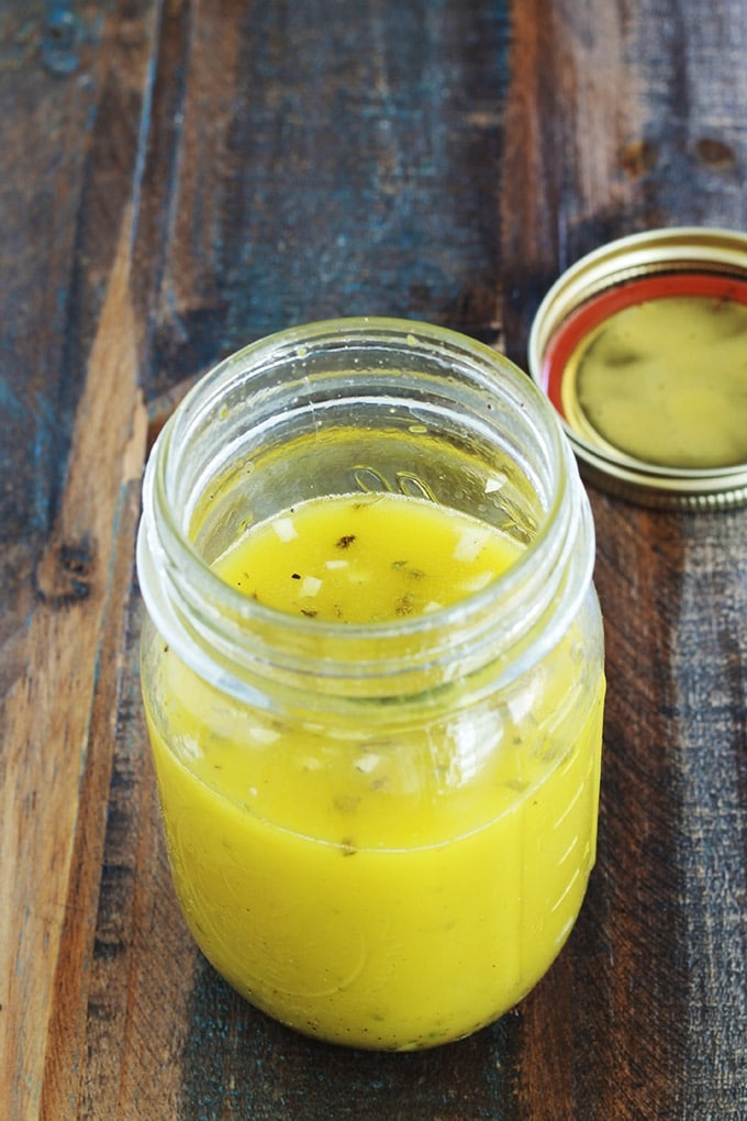 Apprenez à faire la vinaigrette grecque maison pour vos salades. C’est simple et rapide. Pourquoi l’acheter alors que vous pouvez la faire en 2 minutes ! Elle est plus économique et vous savez ce que vous mettez dedans. Des ingrédients basiques : huile d’olive, jus de citron, ail, origan sec, sel et poivre.