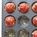 Mini pains de viande hachée aux légumes moelleux et juteux. Très faciles et rapides à faire. Ils sont cuits au four dans un moule à muffins. Un régal avec des pommes de terre (en purée ou autre) et une sauce d’accompagnement (ketchup, sauce tomate, sauce aux champignons …)