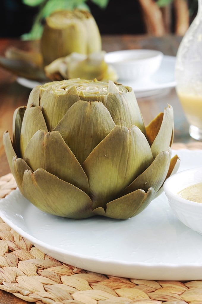 Les artichauts vinaigrette ou artichauts à la française : la façon la plus simple de manger les artichauts, feuille par feuille. Une vieille recette classique, toute simple et qui plaît à tout le monde.