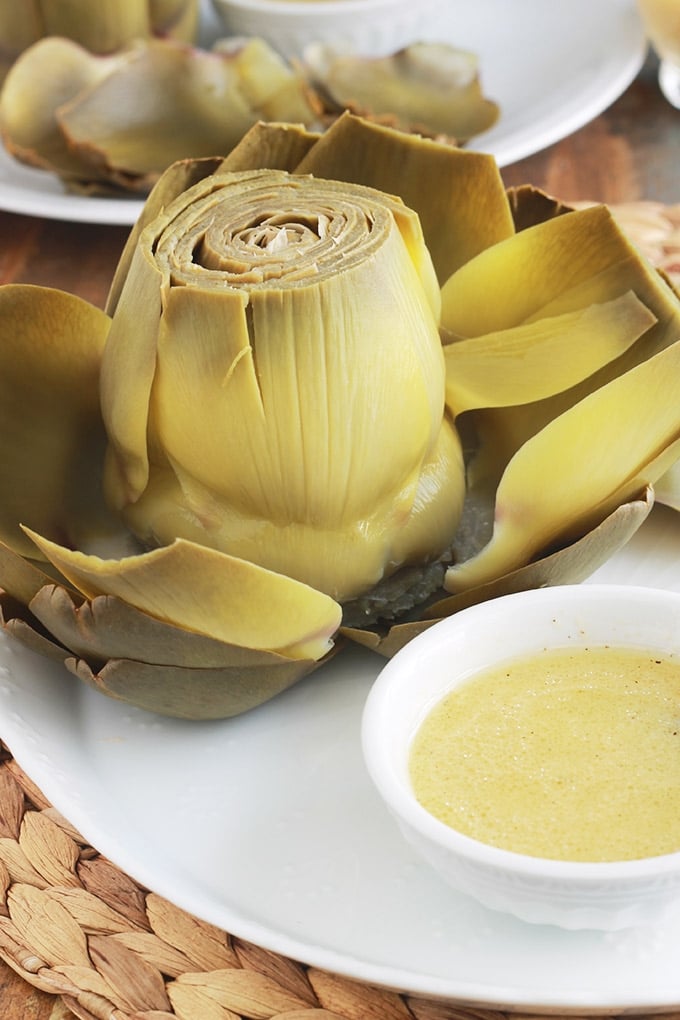 Les artichauts vinaigrette ou artichauts à la française : la façon la plus simple de manger les artichauts, feuille par feuille. Une vieille recette classique, toute simple et qui plaît à tout le monde, petits et grands.