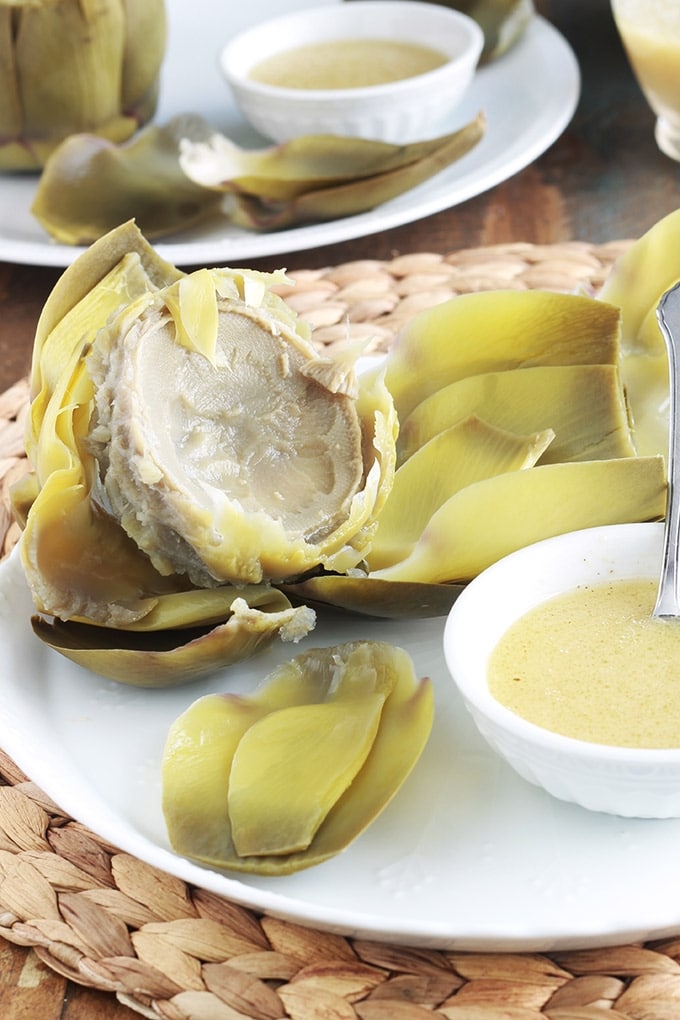 Les artichauts vinaigrette ou artichauts à la française : la façon la plus simple de manger les artichauts, feuille par feuille. Une vieille recette classique, toute simple et qui plaît à tout le monde, petits et grands.