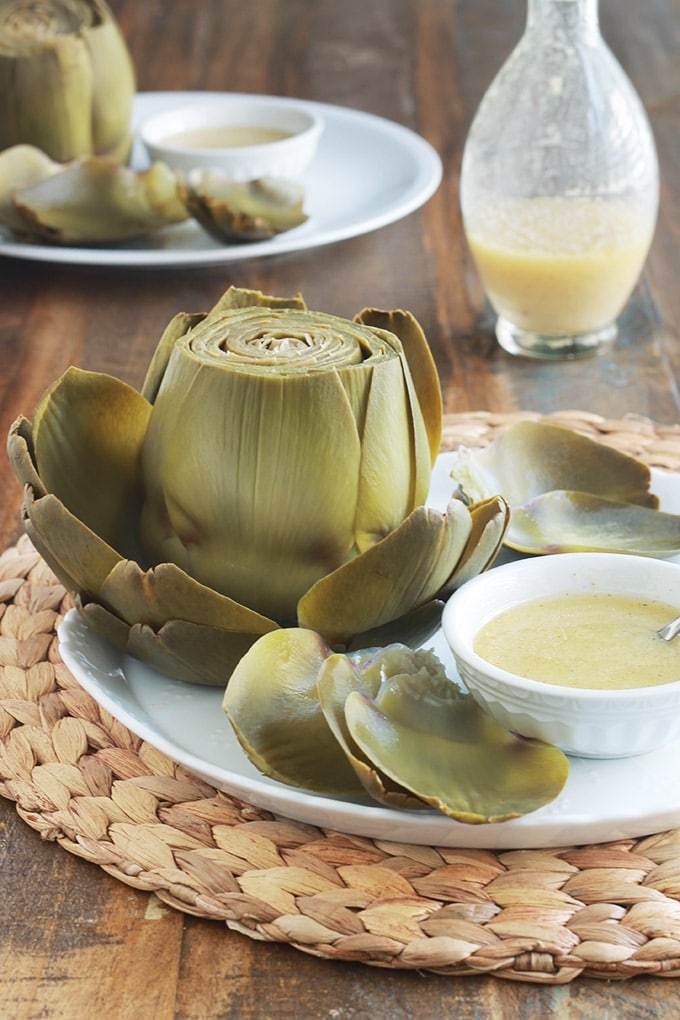 Les artichauts vinaigrette ou artichauts à la française : la façon la plus simple de manger les artichauts, feuille par feuille. Une vieille recette classique, toute simple et qui plaît à tout le monde, petits et grands.