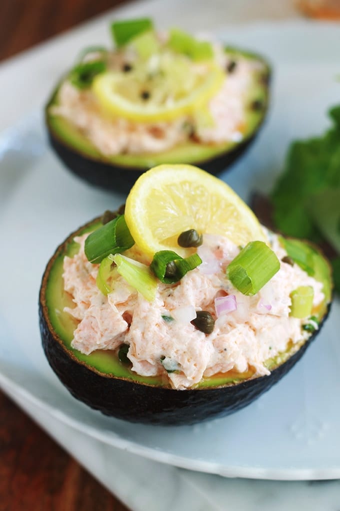 Ces avocats farcis aux rillettes de saumon sont délicieuses et simples à faire. A base de : saumon frais ou surgelé, fromage frais (ex. St Môret, creamcheese Philadelphia, mascarpone, ...), huile d’olive, jus de citron, des épices et des herbes aromatiques. Vous pouvez aussi utiliser du saumon en boîte, c’est tout aussi bon!