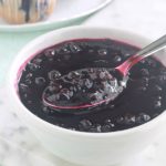 La recette du coulis de myrtilles ou sauce au bleuets pour vos desserts. C'est la version avec cuisson, que vous pouvez faire aussi bien avec des myrtlles fraîches que des myrtilles surgelées. Il est délicieux, simple et rapide à faire. Il ajoute une touche de luxe à vos desserts en tous genres : crème glacée, gâteaux, yaourts, crèmes dessert, panna cotta, cheesecakes, etc