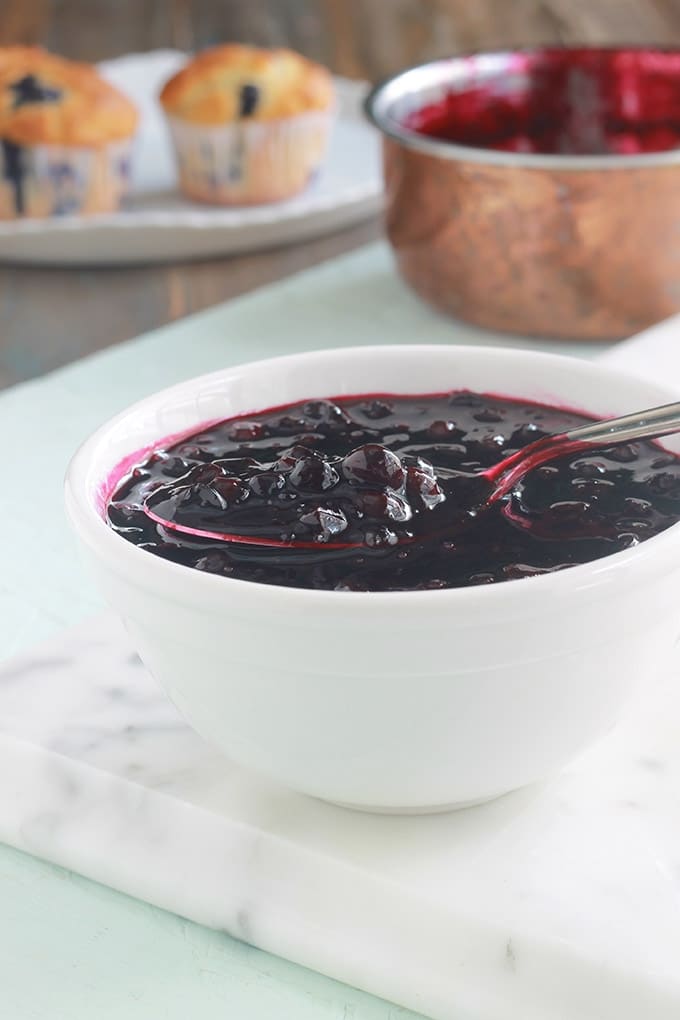 La recette du coulis de myrtilles ou sauce au bleuets pour vos desserts. C'est la version avec cuisson, que vous pouvez faire aussi bien avec des myrtlles fraîches que des myrtilles surgelées. Il est délicieux, simple et rapide à faire. Il ajoute une touche de luxe à vos desserts en tous genres : crème glacée, gâteaux, yaourts, crèmes dessert, panna cotta, cheesecakes, etc