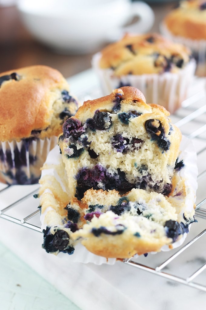 Ces muffins au yaourt et myrtilles sont moelleux à souhait. Ils sont faciles et rapides à faire. Vous pouvez utiliser des myrtilles fraîches ou surgelées. Délicieux tièdes ou froids, au petit déjeuner ou au goûter, vous allez vous régaler avec ces muffins américains !