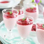 Délicieuse panna cotta aux fraises parfumées à la vanille : ici le coulis de fraises est utilisé deux fois - une fois pour le mélanger avec la crème avant de laisser prendre au frigo, et une deuxième fois pour napper. Ce qui en fait un dessert doublement fruité. C’est un régal, il vous convient si vous aimez les fruits. Et c’est bon pour les personnes allergiques aux oeufs, puisque la panna cotta ne contient pas d’oeufs.