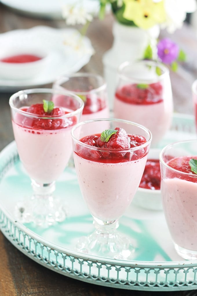 Délicieuse panna cotta aux fraises : ici le coulis de fraises est utilisé deux fois - une fois pour le mélanger avec la crème avant de laisser prendre au frigo, et une deuxième fois pour napper. Ce qui en fait un dessert doublement fruité. C’est un régal, il vous convient si vous aimez les fruits. Et c’est bon pour les personnes allergiques aux oeufs, puisque la panna cotta ne contient pas d’oeufs.