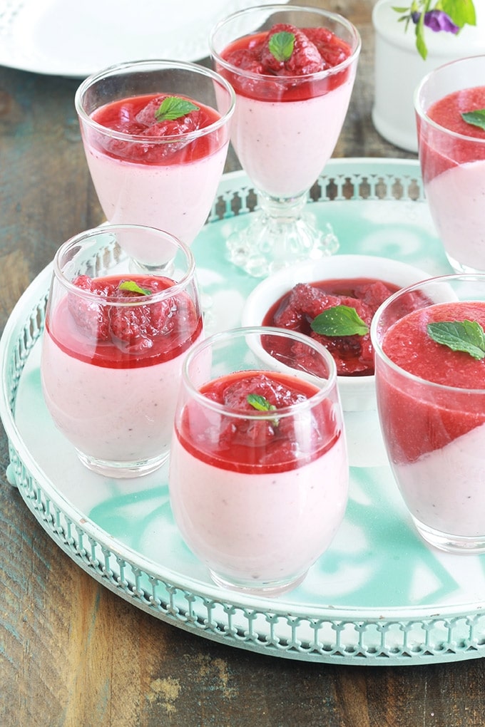 Délicieuse panna cotta aux fraises parfumées à la vanille : ici le coulis de fraises est utilisé deux fois - une fois pour le mélanger avec la crème avant de laisser prendre au frigo, et une deuxième fois pour napper. Ce qui en fait un dessert doublement fruité. C’est un régal, il vous convient si vous aimez les fruits. Et c’est bon pour les personnes allergiques aux oeufs, puisque la panna cotta ne contient pas d’oeufs.